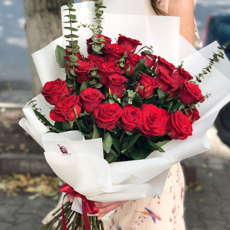 Красные розы в корейской упаковке фото