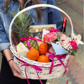 Подарочная корзина с цветами и продуктами фото