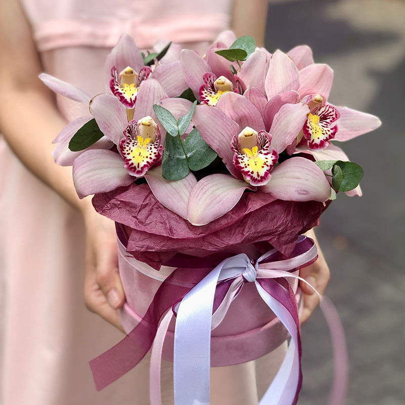 Коробка розовых орхидей    фото