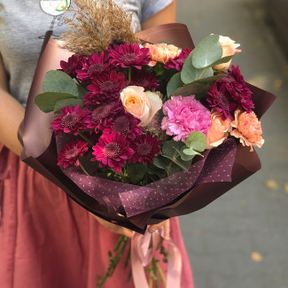 Букет из фиолетовых хризантем и гвоздик фото