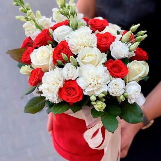 Коробка красных и белых роз фото