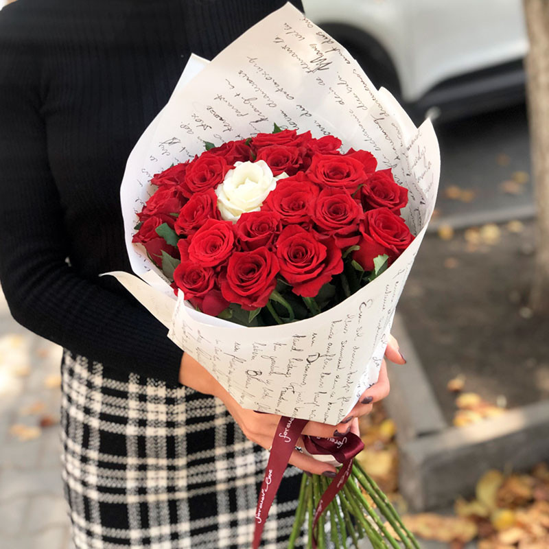 20 trandafiri roșii și 1 alb fotografie