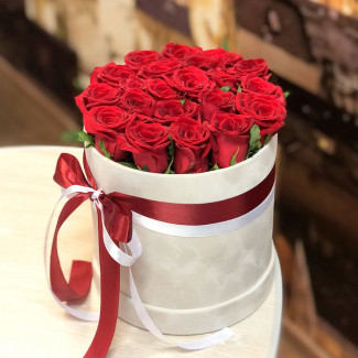 Cutie de trandafiri roșii fotografie