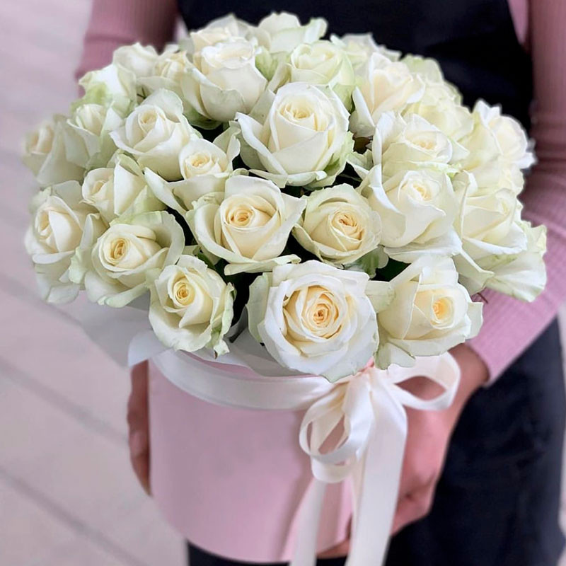 Белые розы в розовой коробке фото