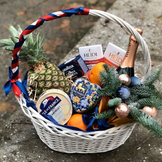 Basket "Christmas in Europe"