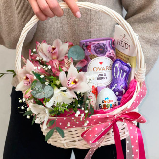 Coș cadou de Paște cu flori și dulciuri foto