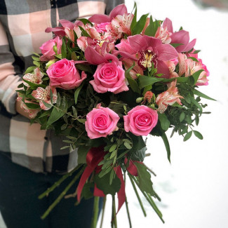 Букет с розовыми розами и орхидеями