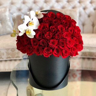Trandafiri roșii cu orhidee albe fotografie