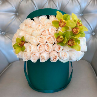 Trandafiri albi cu orhidee verzi în cutie fotografie